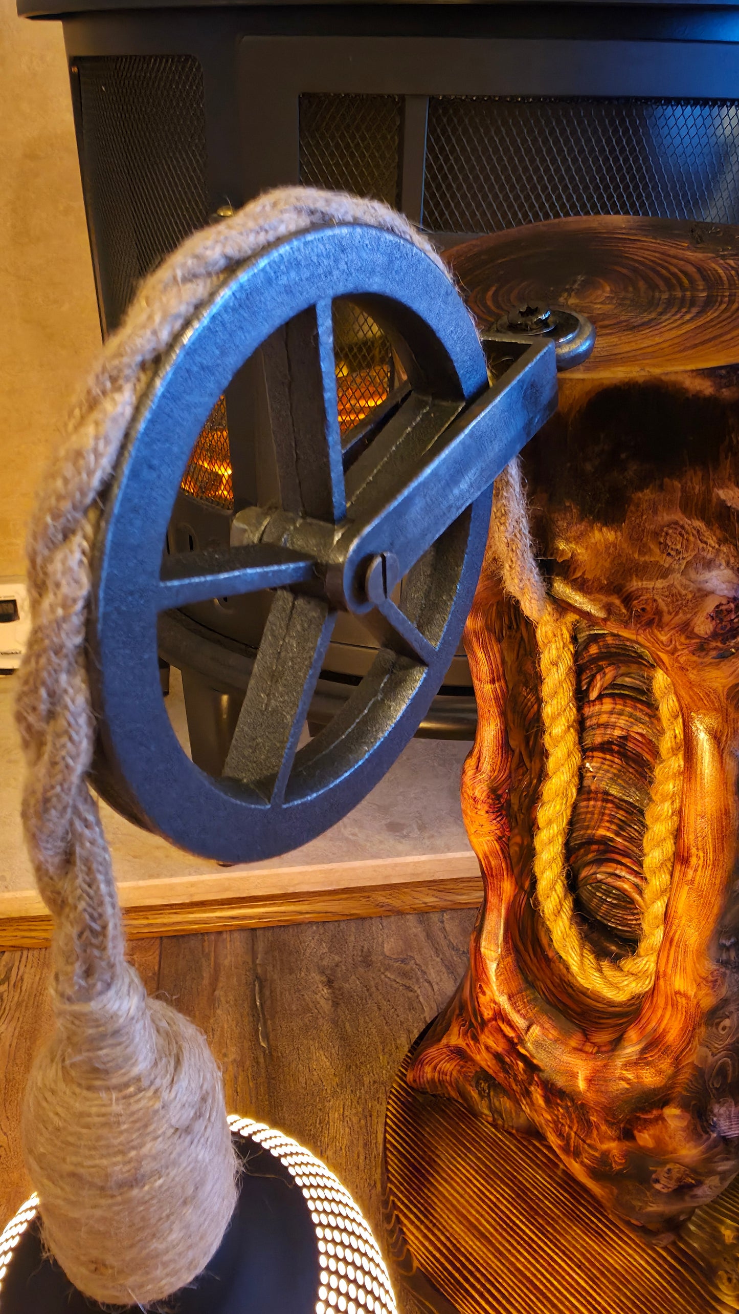 Lampe rustique en bois avec poulie – Lueur vintage artisanale