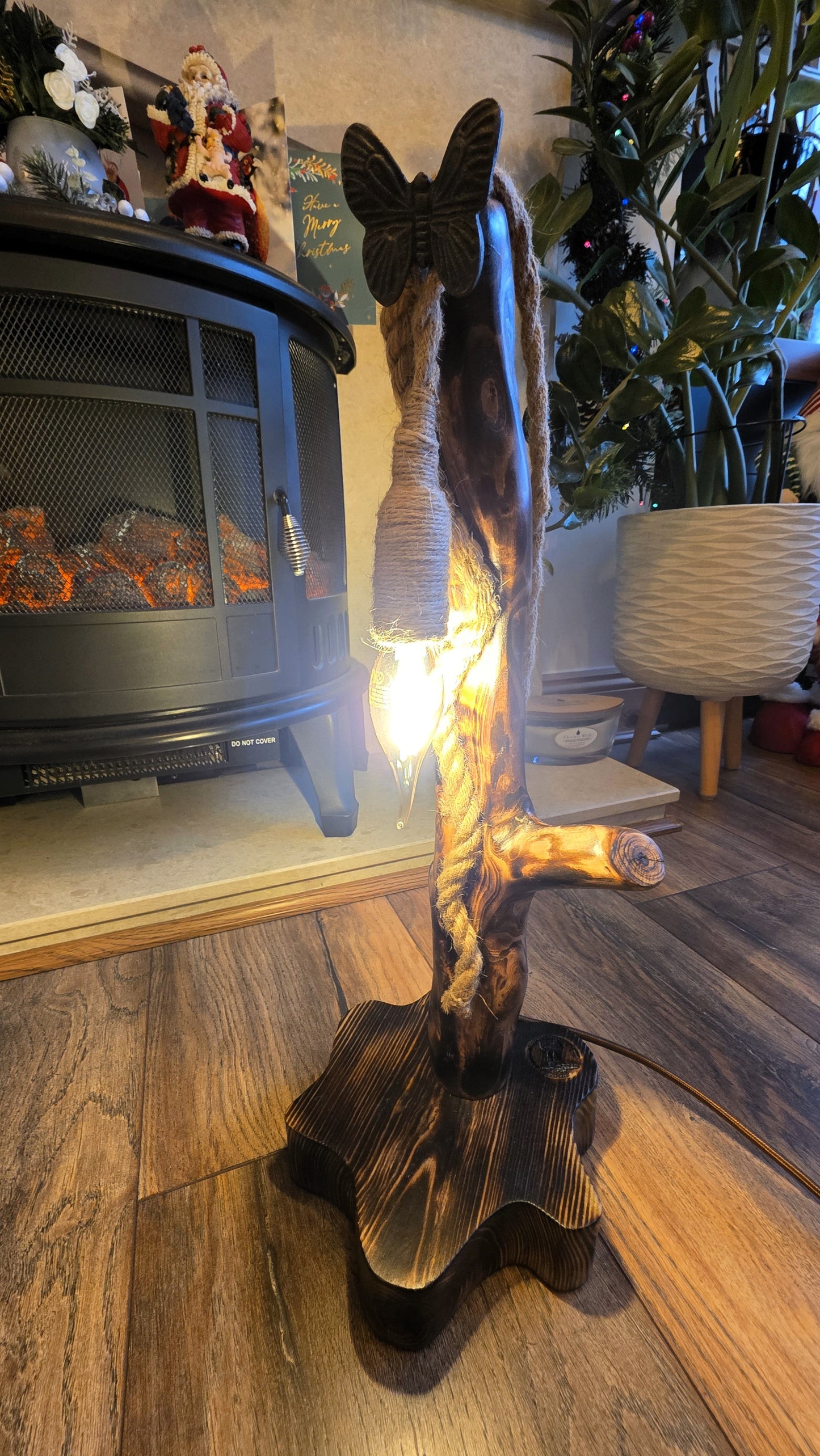 Lampe rustique en bois faite à la main avec motif papillon