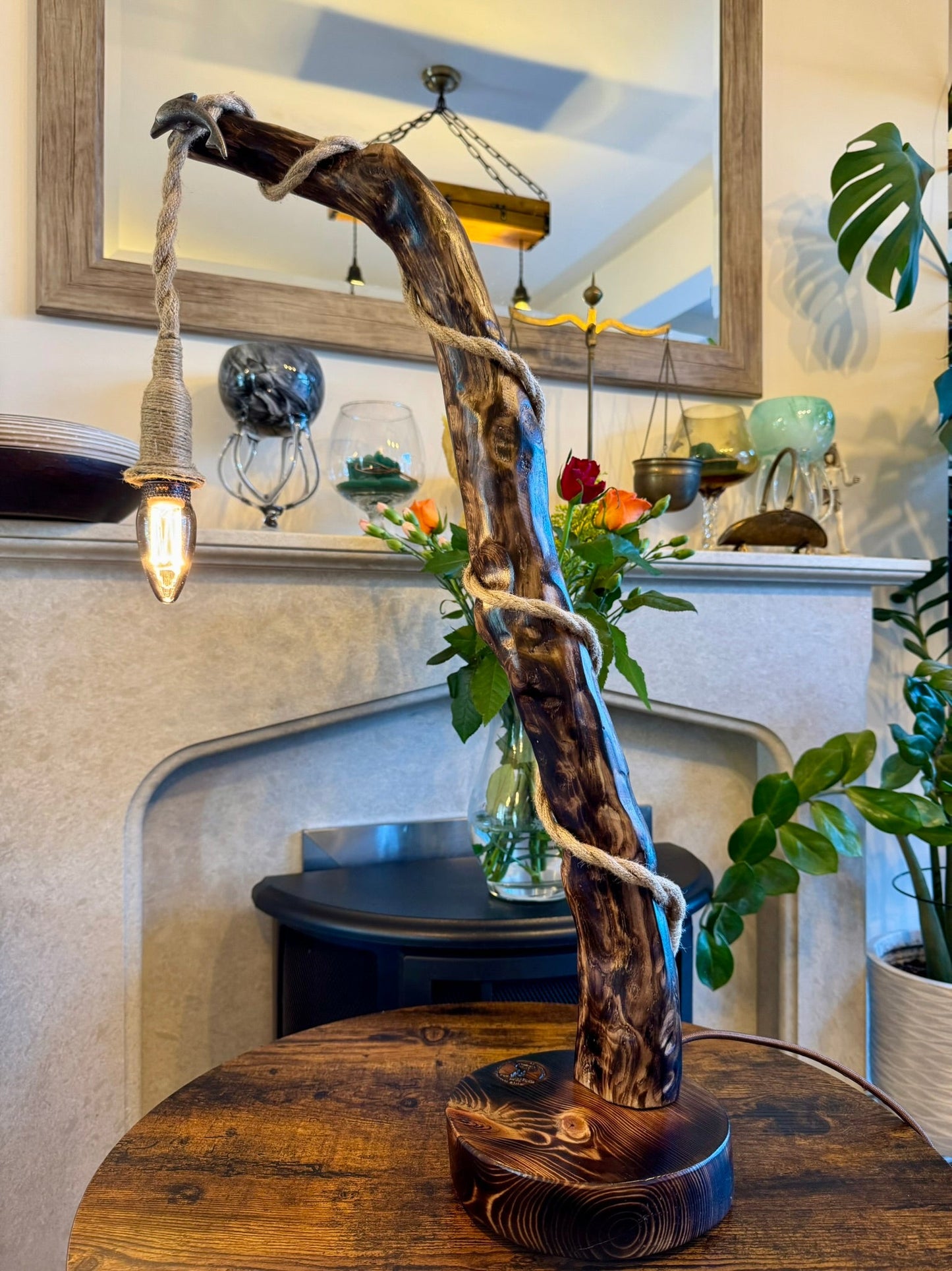 « Lampe rustique en bois et corde – Luminaire artisanal inspiré de la nature »