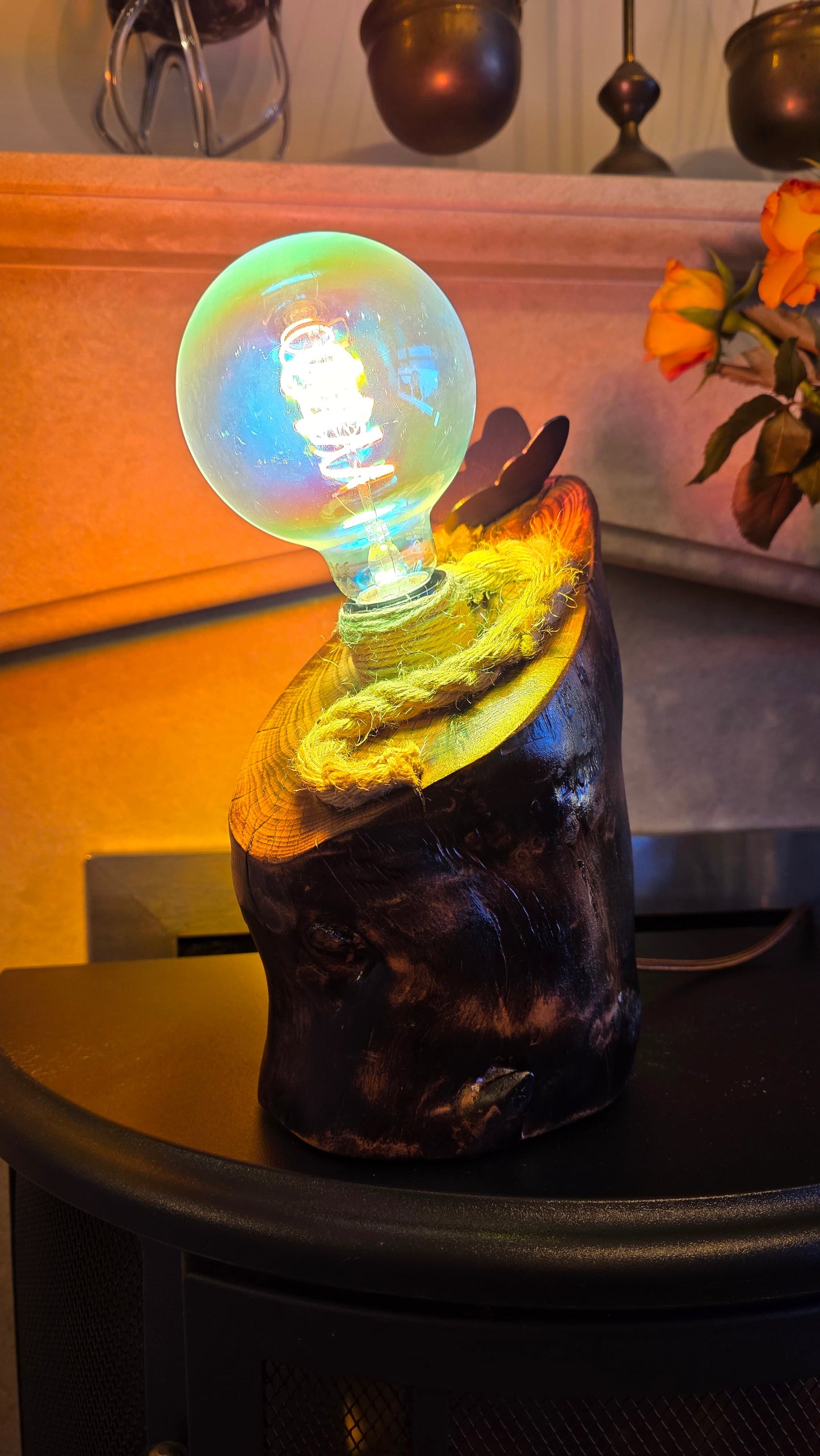 Lampe rustique en bois Rainbow Glow – Luminaire artisanal unique et coloré