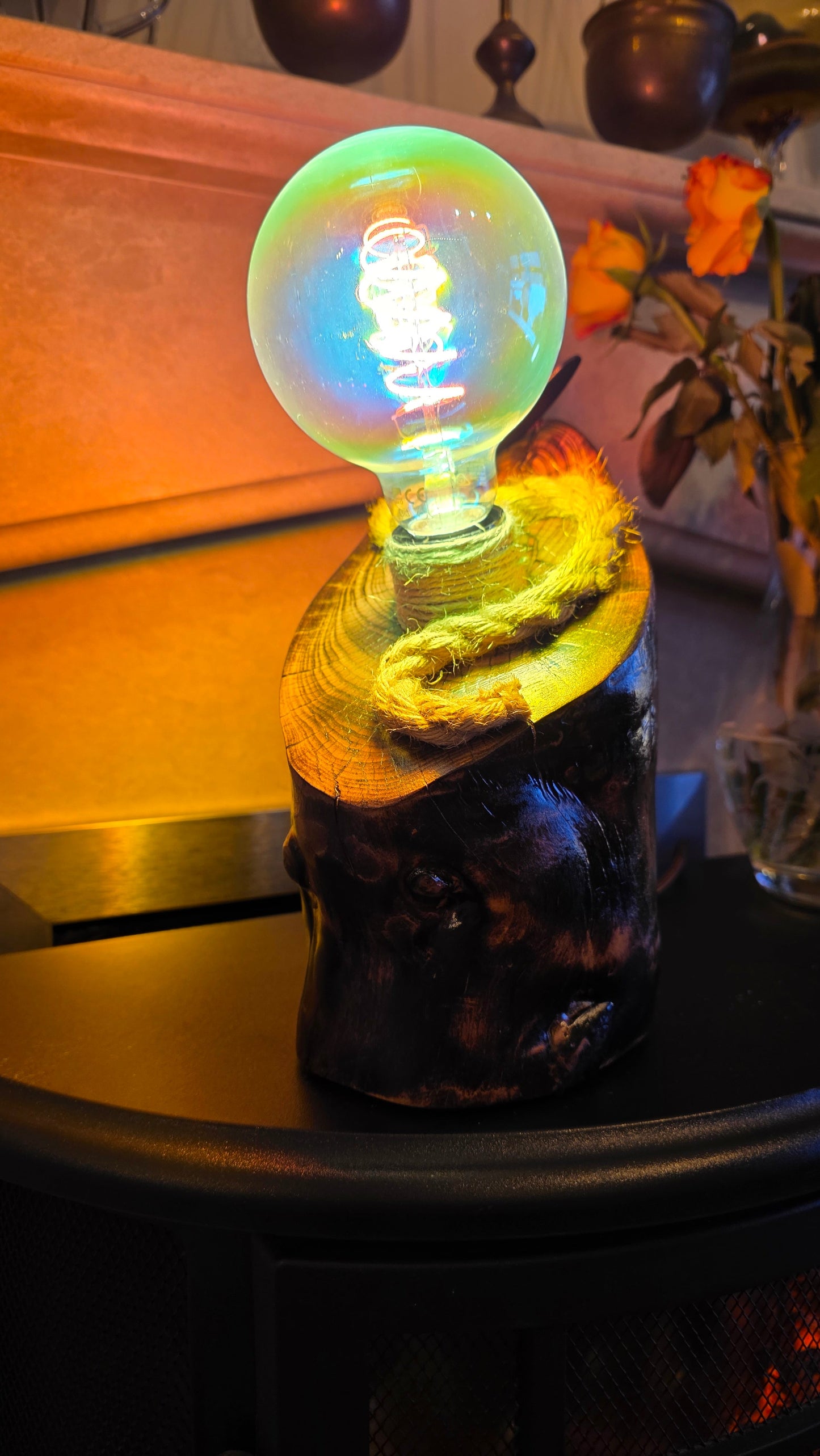 Lampe rustique en bois Rainbow Glow – Luminaire artisanal unique et coloré