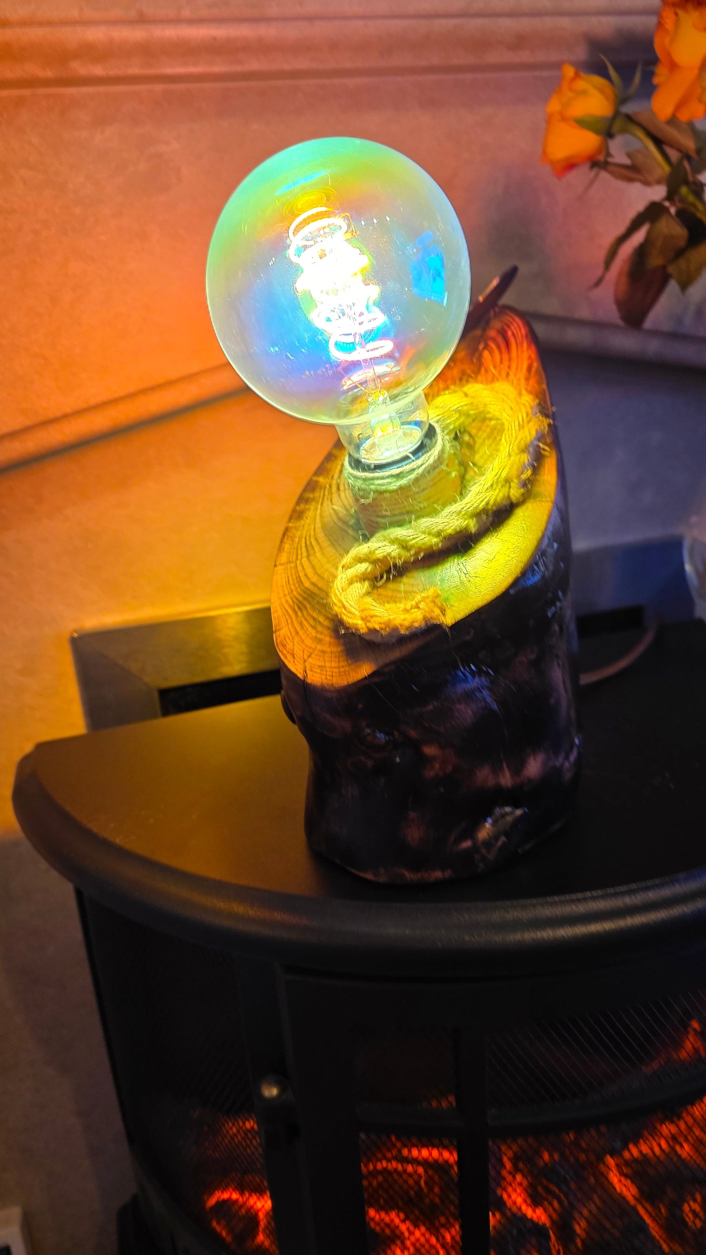 Lampe rustique en bois Rainbow Glow – Luminaire artisanal unique et coloré