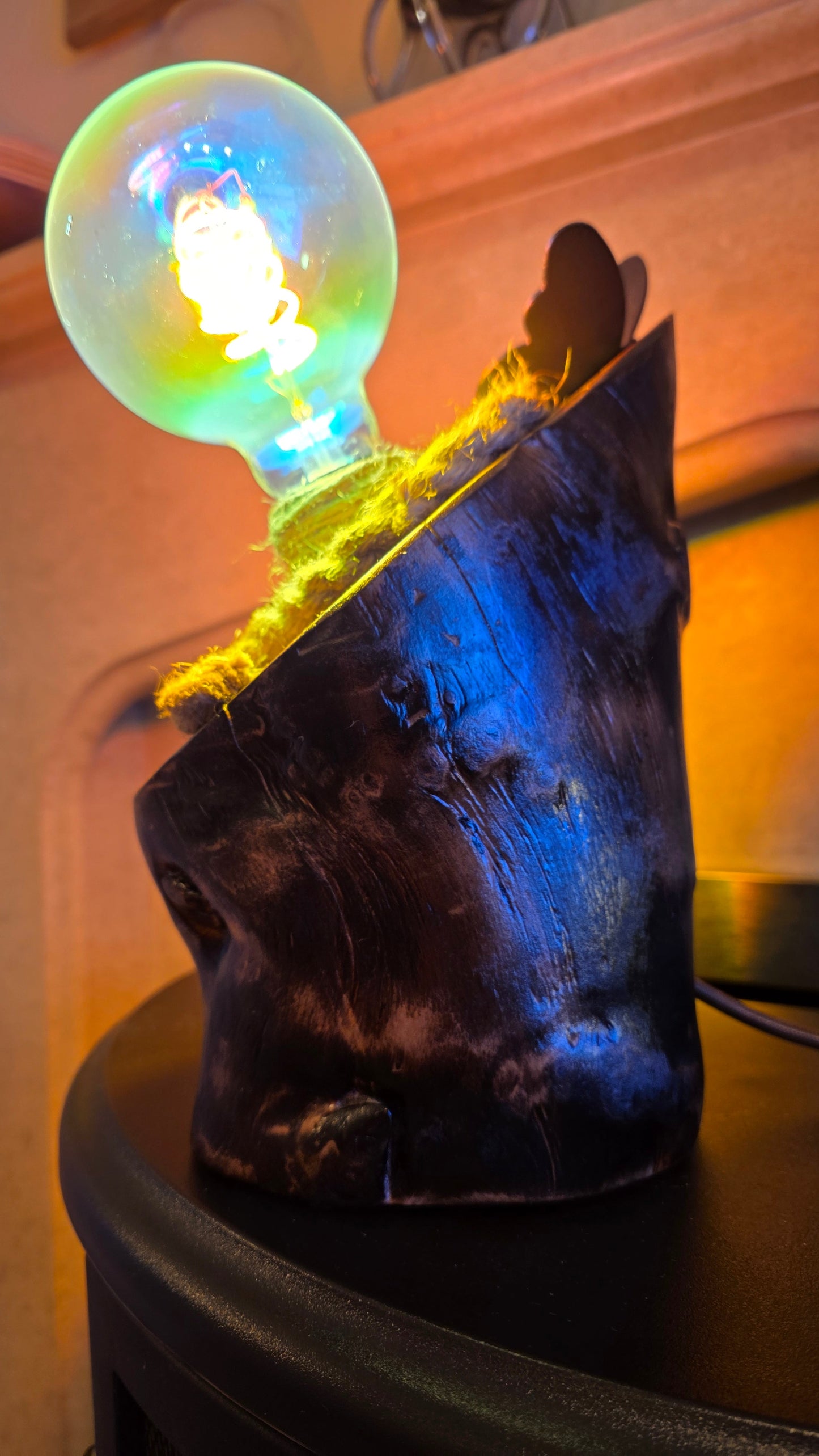 Lampe rustique en bois Rainbow Glow – Luminaire artisanal unique et coloré