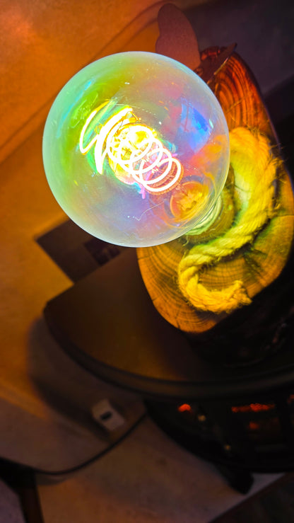 Lampe rustique en bois Rainbow Glow – Luminaire artisanal unique et coloré