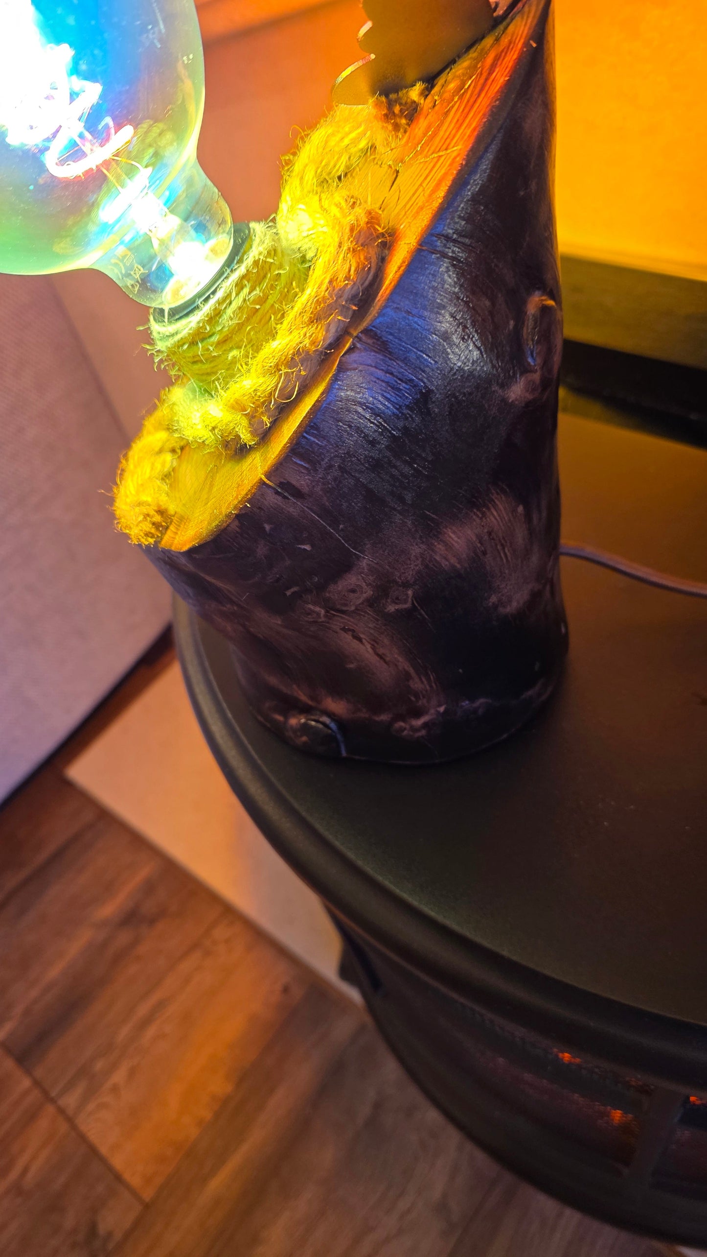 Lampe rustique en bois Rainbow Glow – Luminaire artisanal unique et coloré