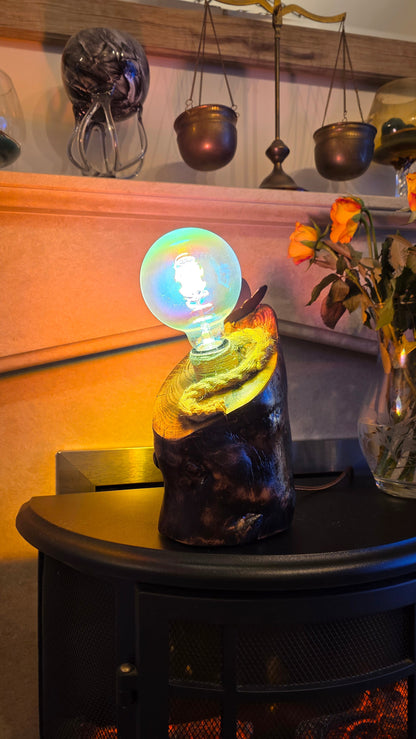 Lampe rustique en bois Rainbow Glow – Luminaire artisanal unique et coloré