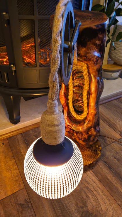 Lampe rustique en bois avec poulie – Lueur vintage artisanale