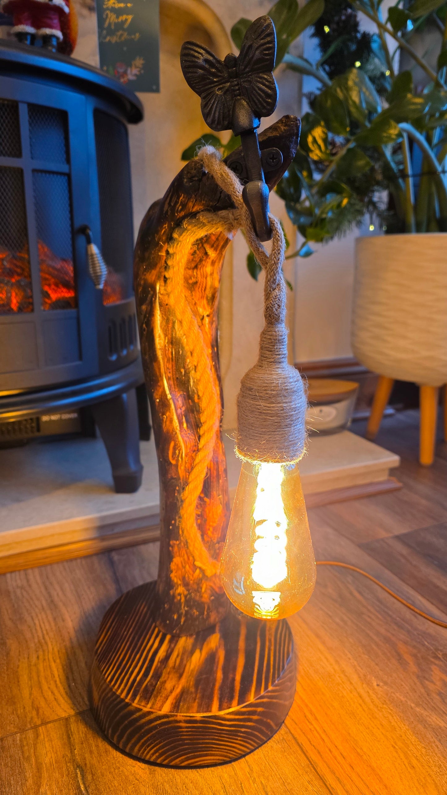 Lampe artisanale en bois avec corde et papillon