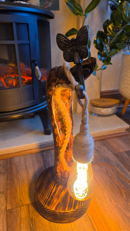 Lampe artisanale en bois avec corde et papillon