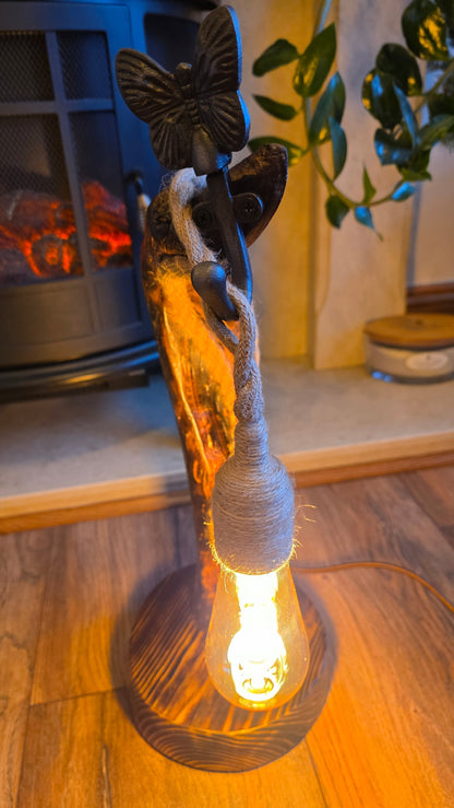Lampe artisanale en bois avec corde et papillon