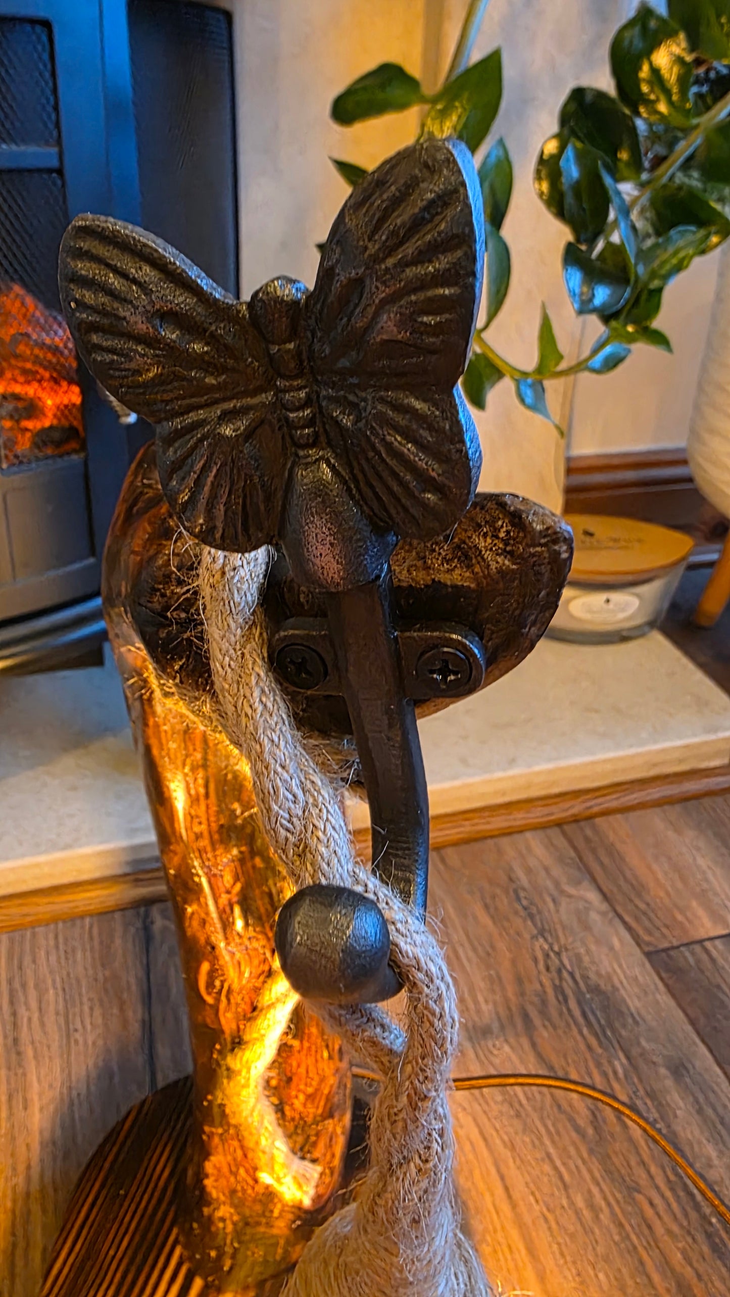 Lampe artisanale en bois avec corde et papillon