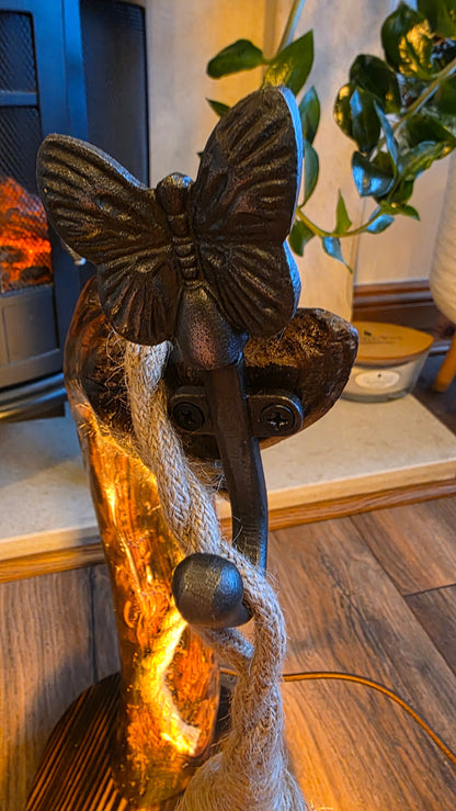 Lampe artisanale en bois avec corde et papillon