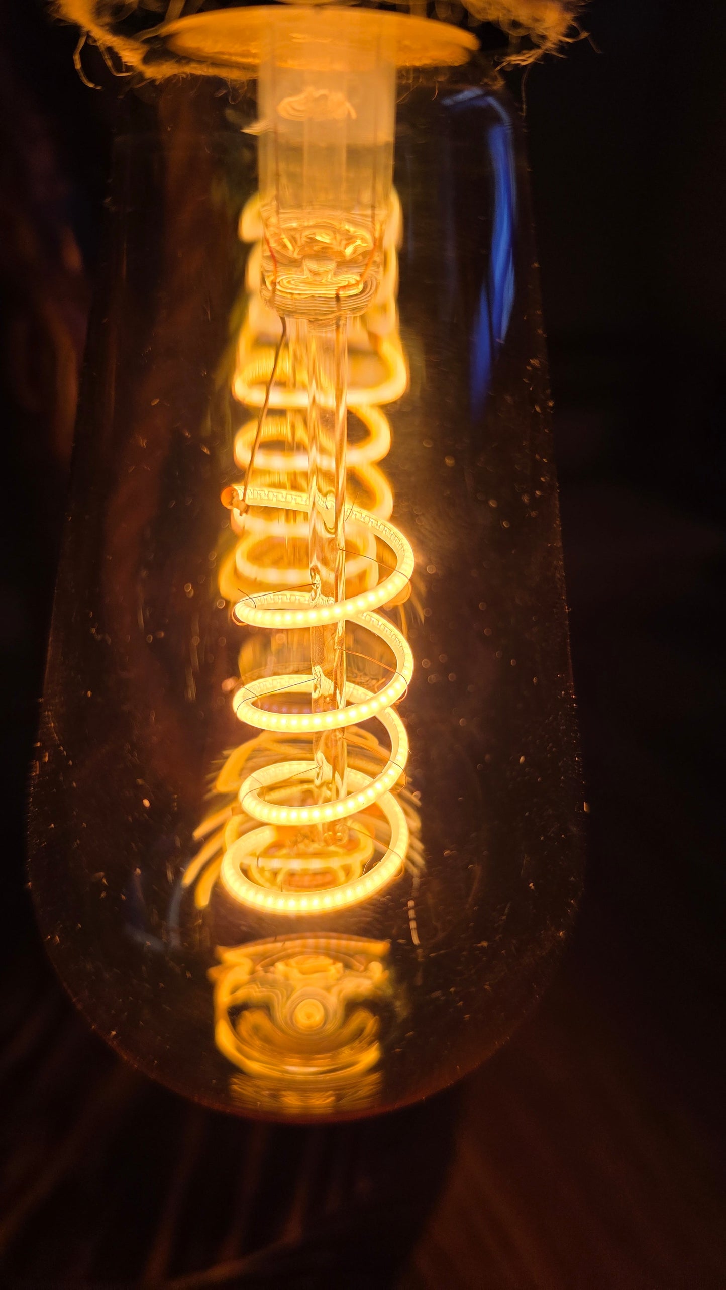 Lampe artisanale en bois avec corde et papillon