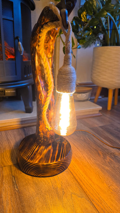 Lampe artisanale en bois avec corde et papillon