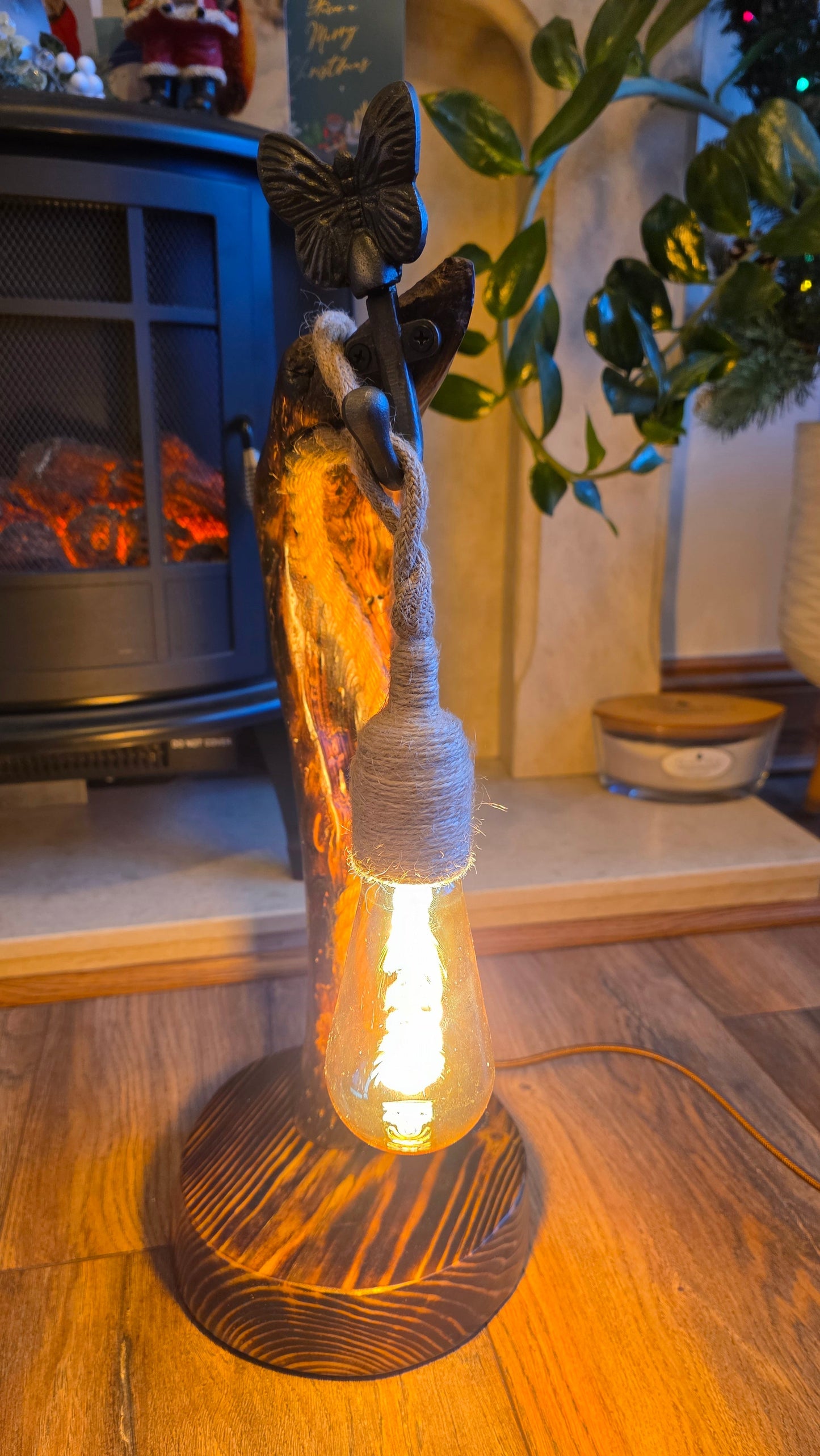 Lampe artisanale en bois avec corde et papillon