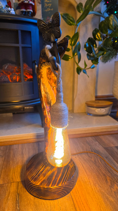 Lampe artisanale en bois avec corde et papillon