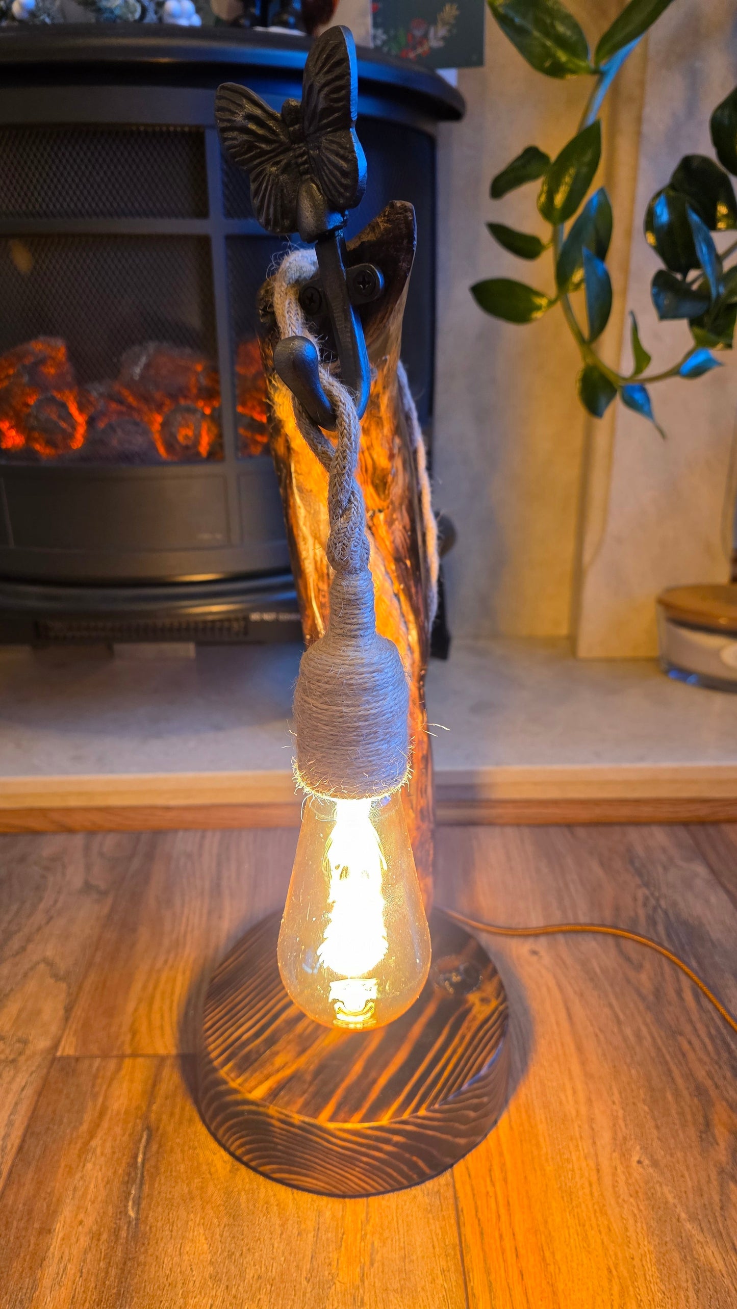 Lampe artisanale en bois avec corde et papillon