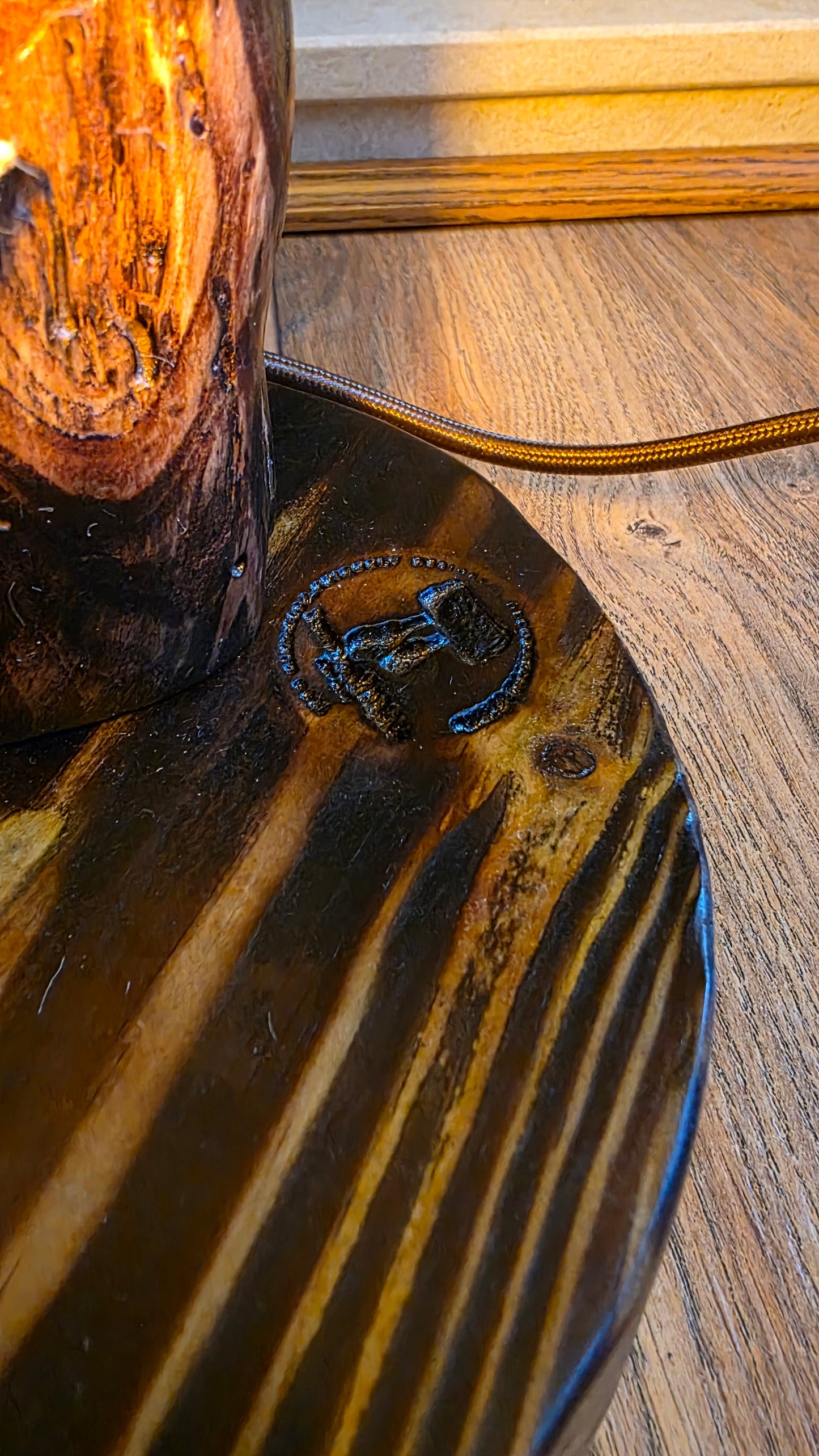 Lampe artisanale en bois avec corde et papillon