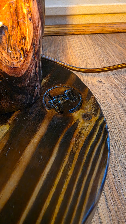 Lampe artisanale en bois avec corde et papillon