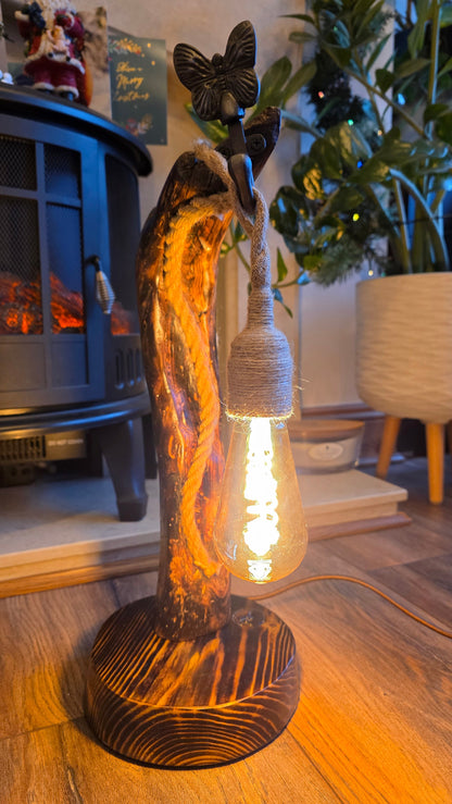 Lampe artisanale en bois avec corde et papillon