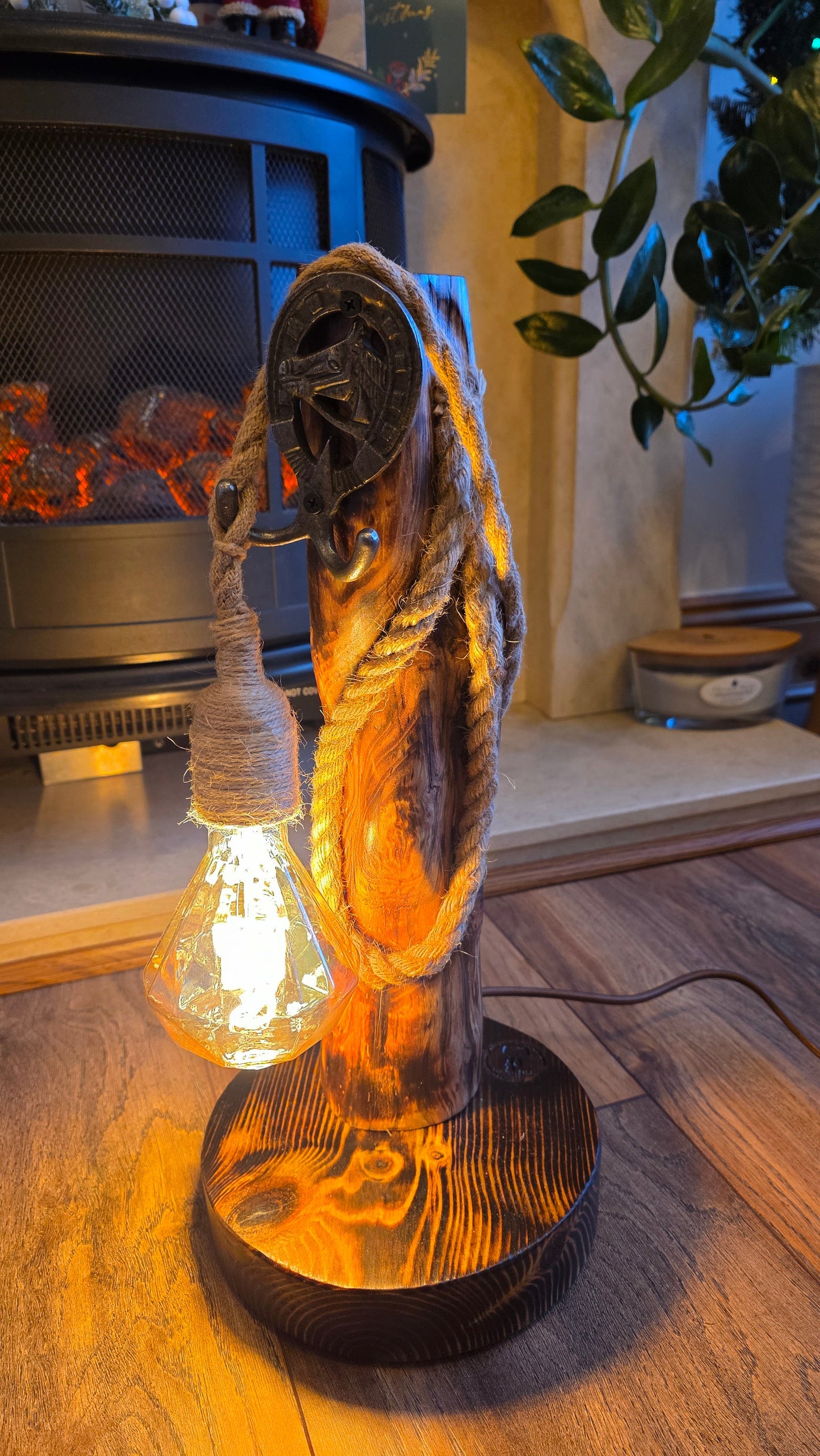 Lampe rustique en bois avec tête de cheval et fer à cheval