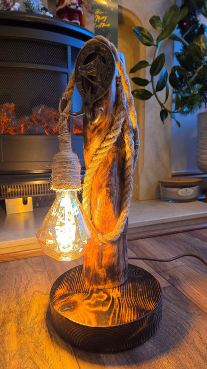 Lampe rustique en bois avec tête de cheval et fer à cheval