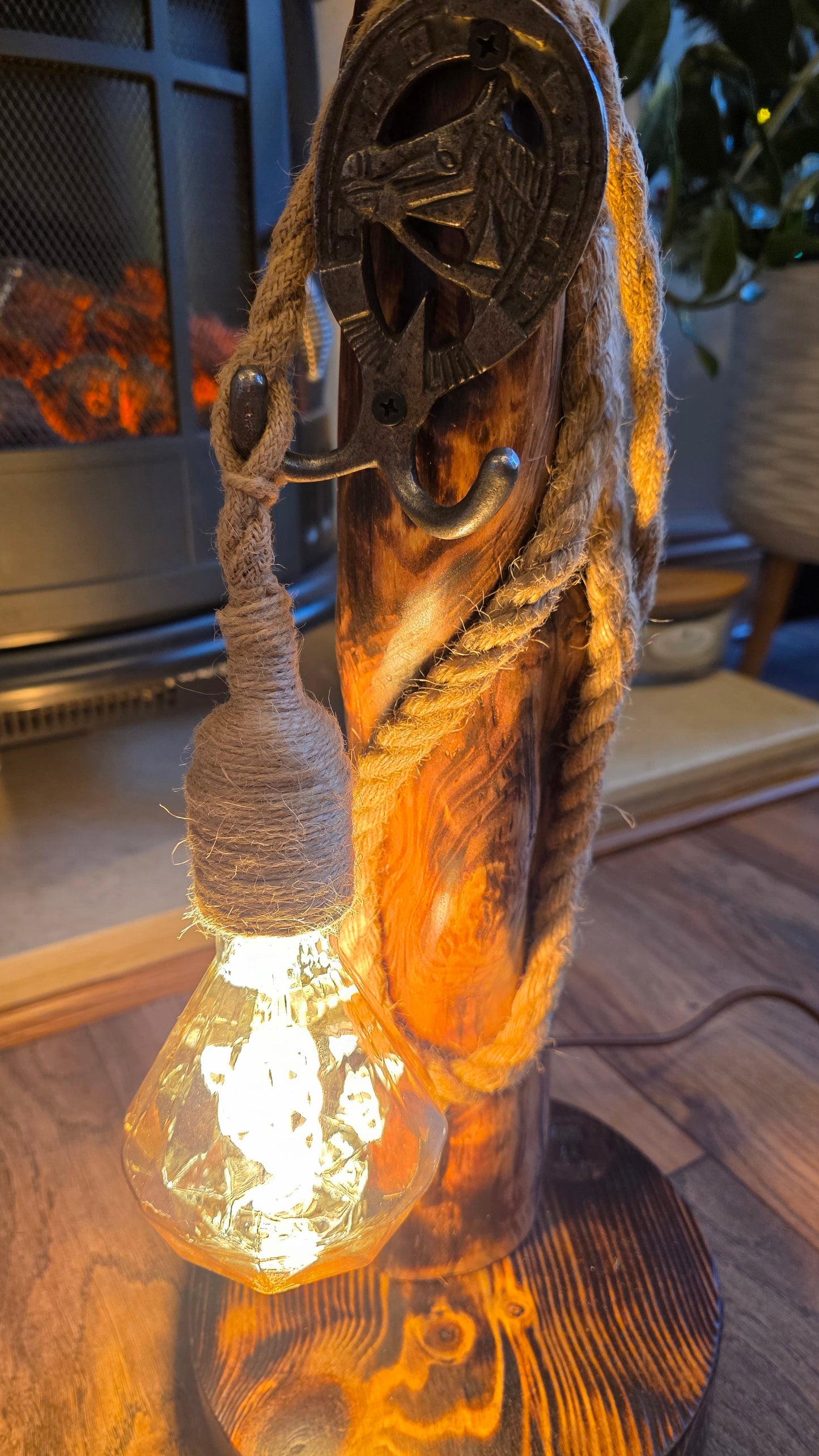 Lampe rustique en bois avec tête de cheval et fer à cheval