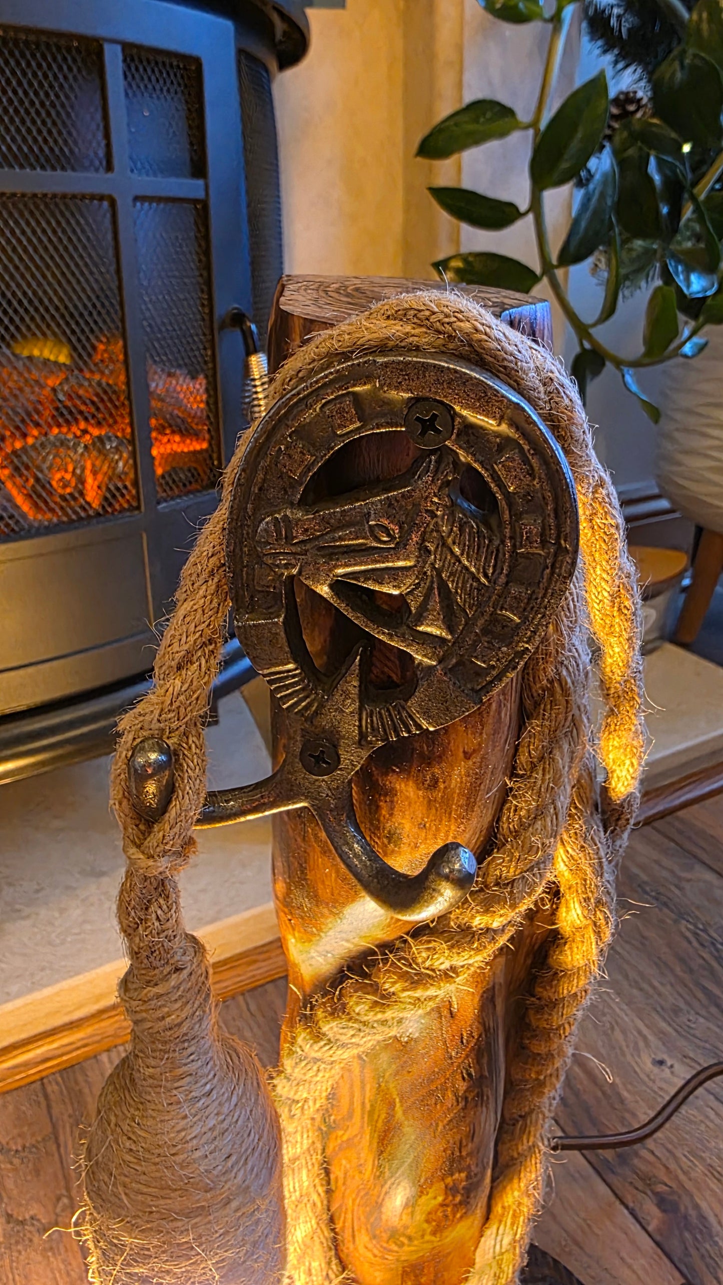 Lampe rustique en bois avec tête de cheval et fer à cheval