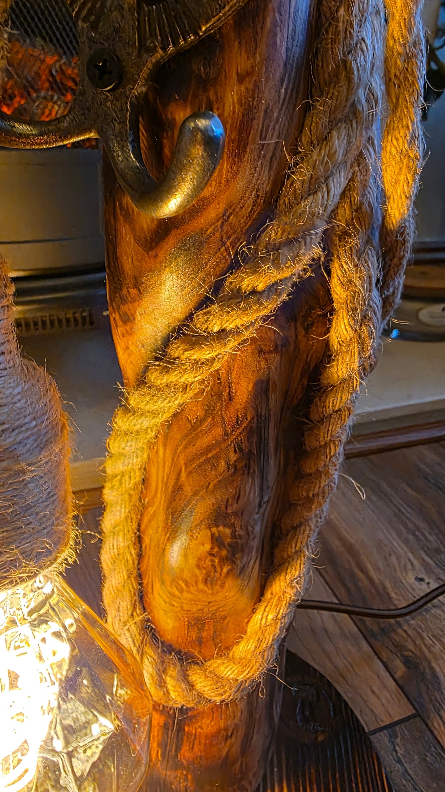 Lampe rustique en bois avec tête de cheval et fer à cheval