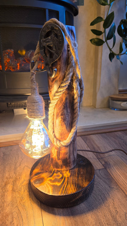 Lampe rustique en bois avec tête de cheval et fer à cheval