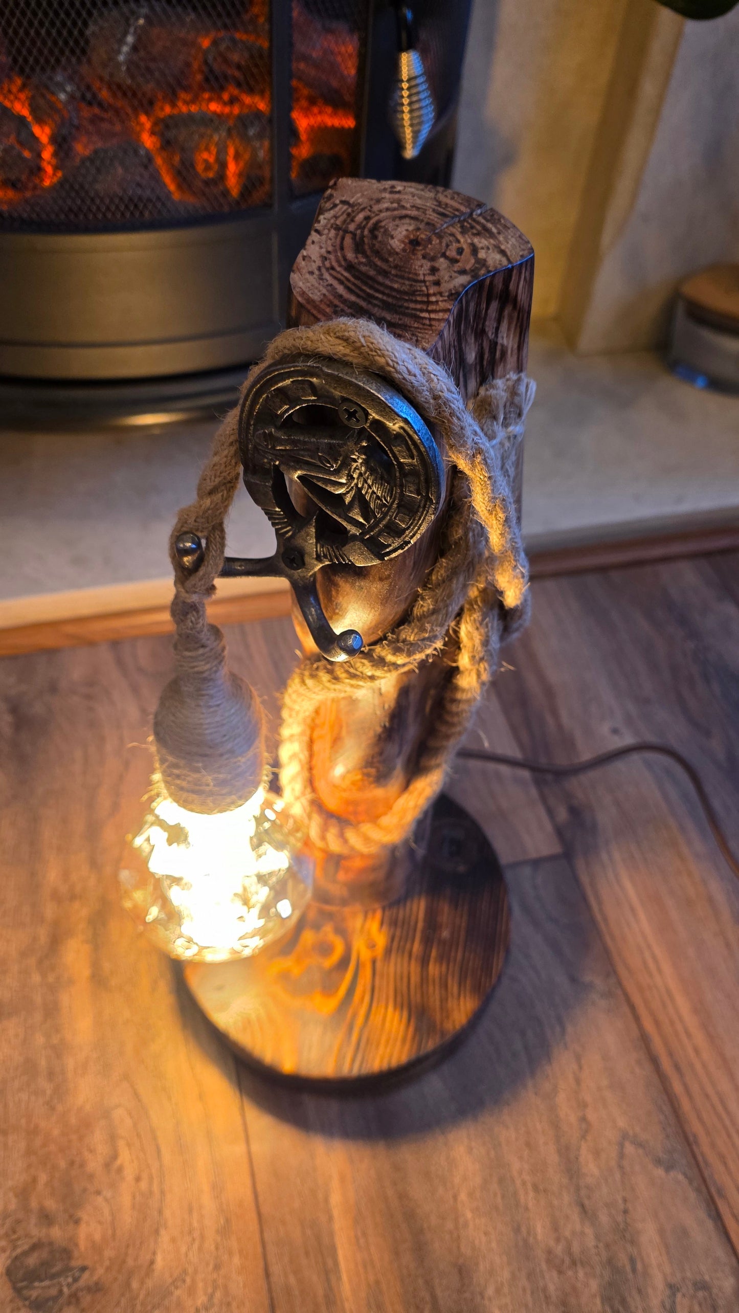 Lampe rustique en bois avec tête de cheval et fer à cheval