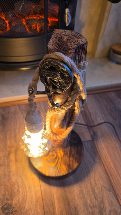 Lampe rustique en bois avec tête de cheval et fer à cheval