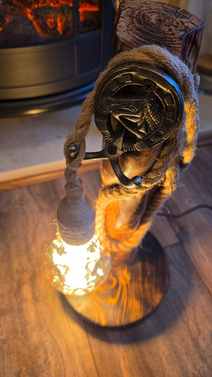 Lampe rustique en bois avec tête de cheval et fer à cheval