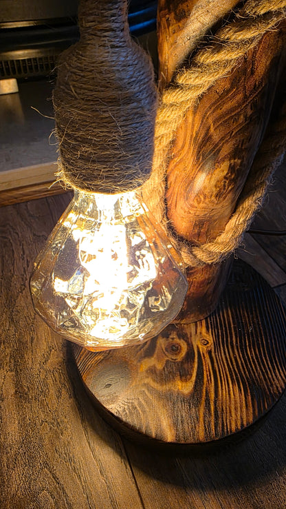 Lampe rustique en bois avec tête de cheval et fer à cheval