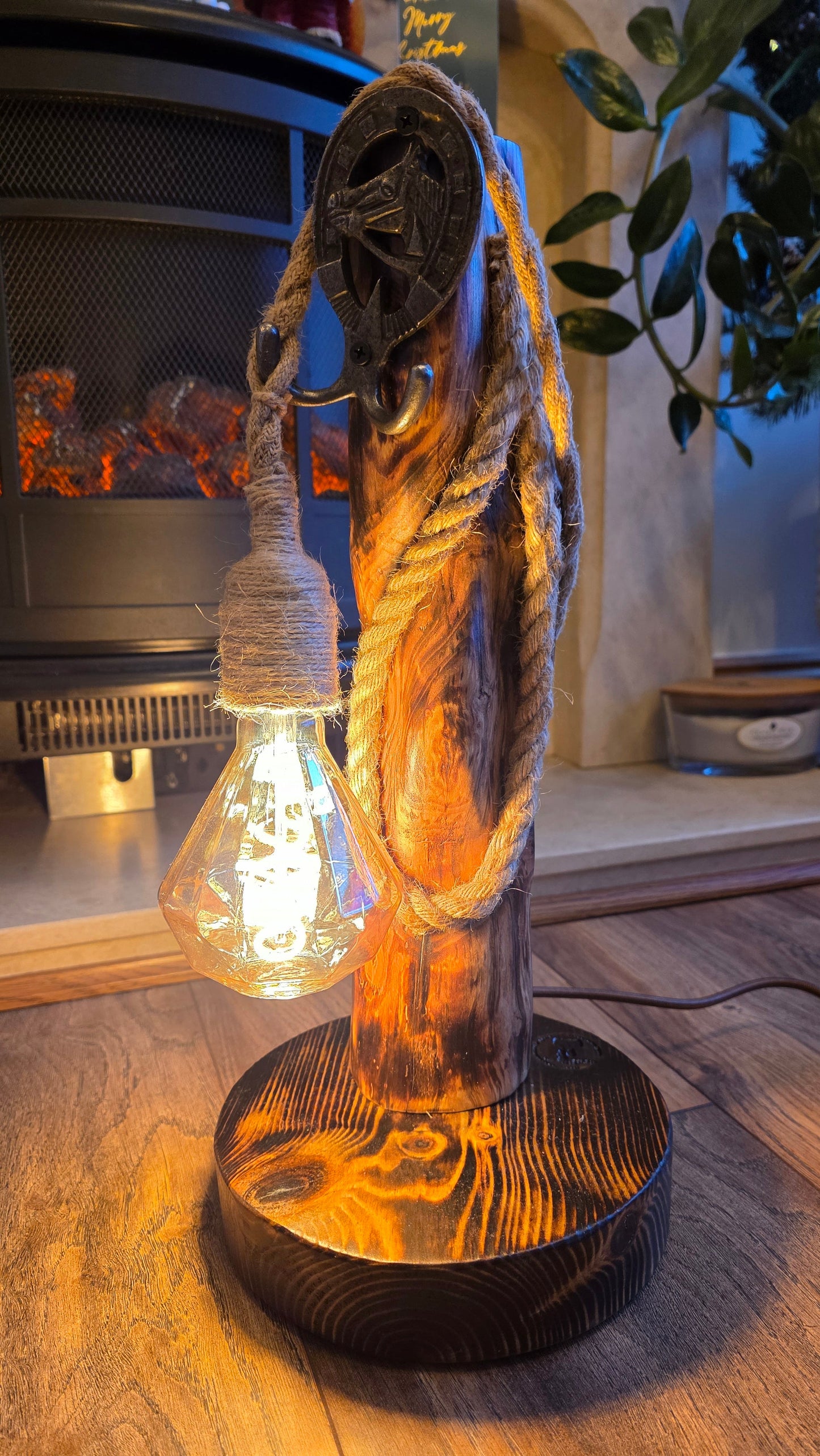 Lampe rustique en bois avec tête de cheval et fer à cheval