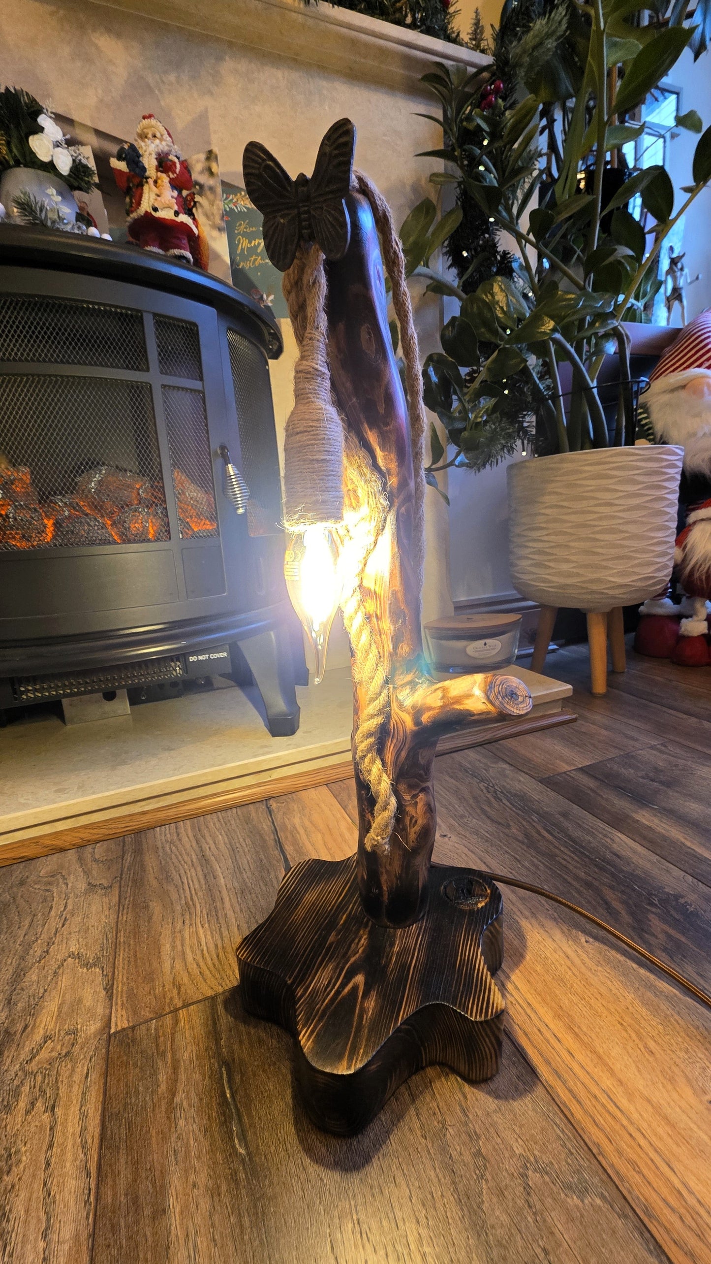 Lampe rustique en bois faite à la main avec motif papillon