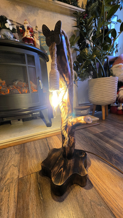 Lampe rustique en bois faite à la main avec motif papillon