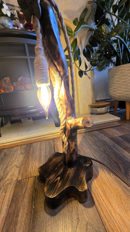 Lampe rustique en bois faite à la main avec motif papillon
