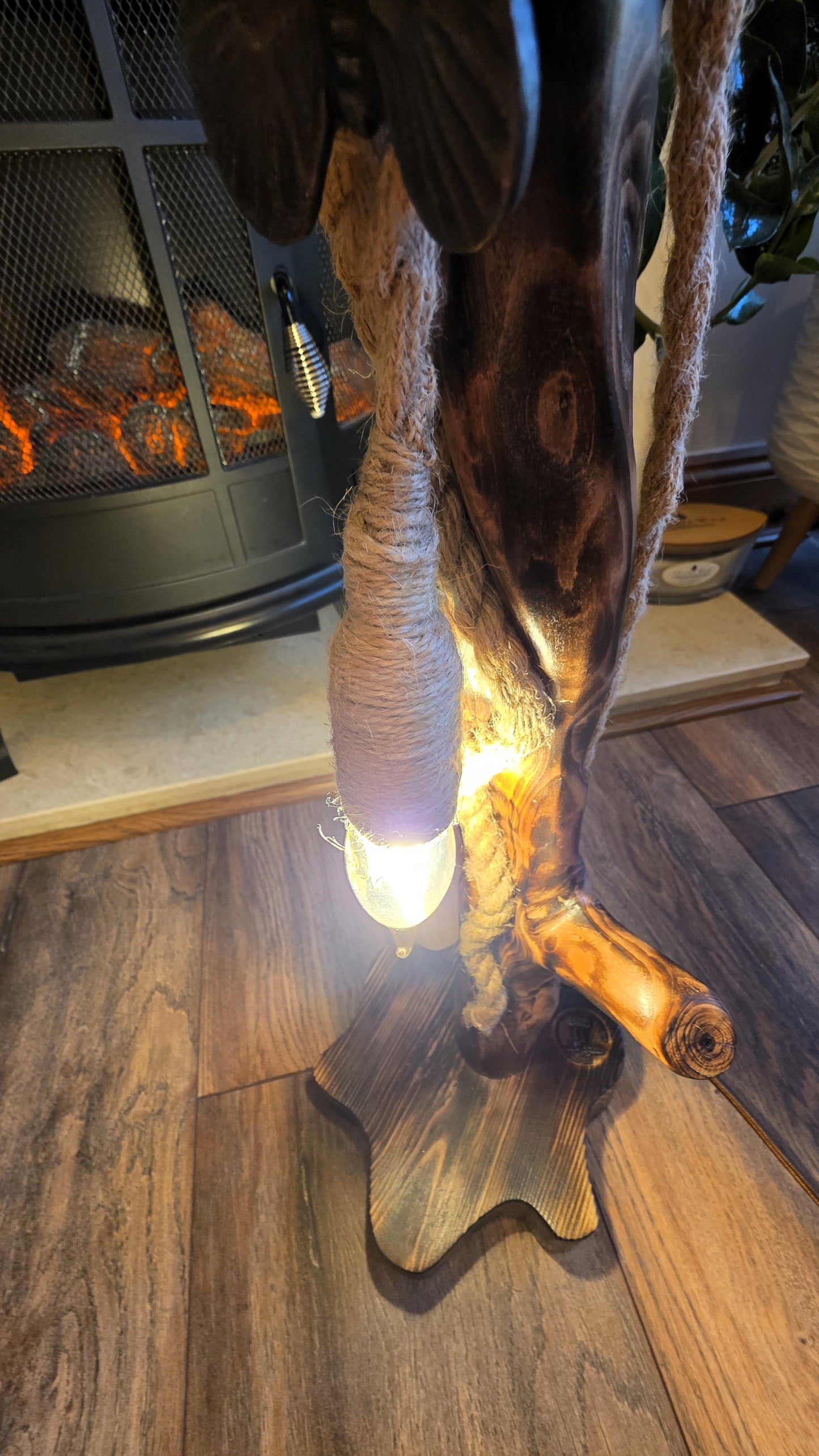 Lampe rustique en bois faite à la main avec motif papillon