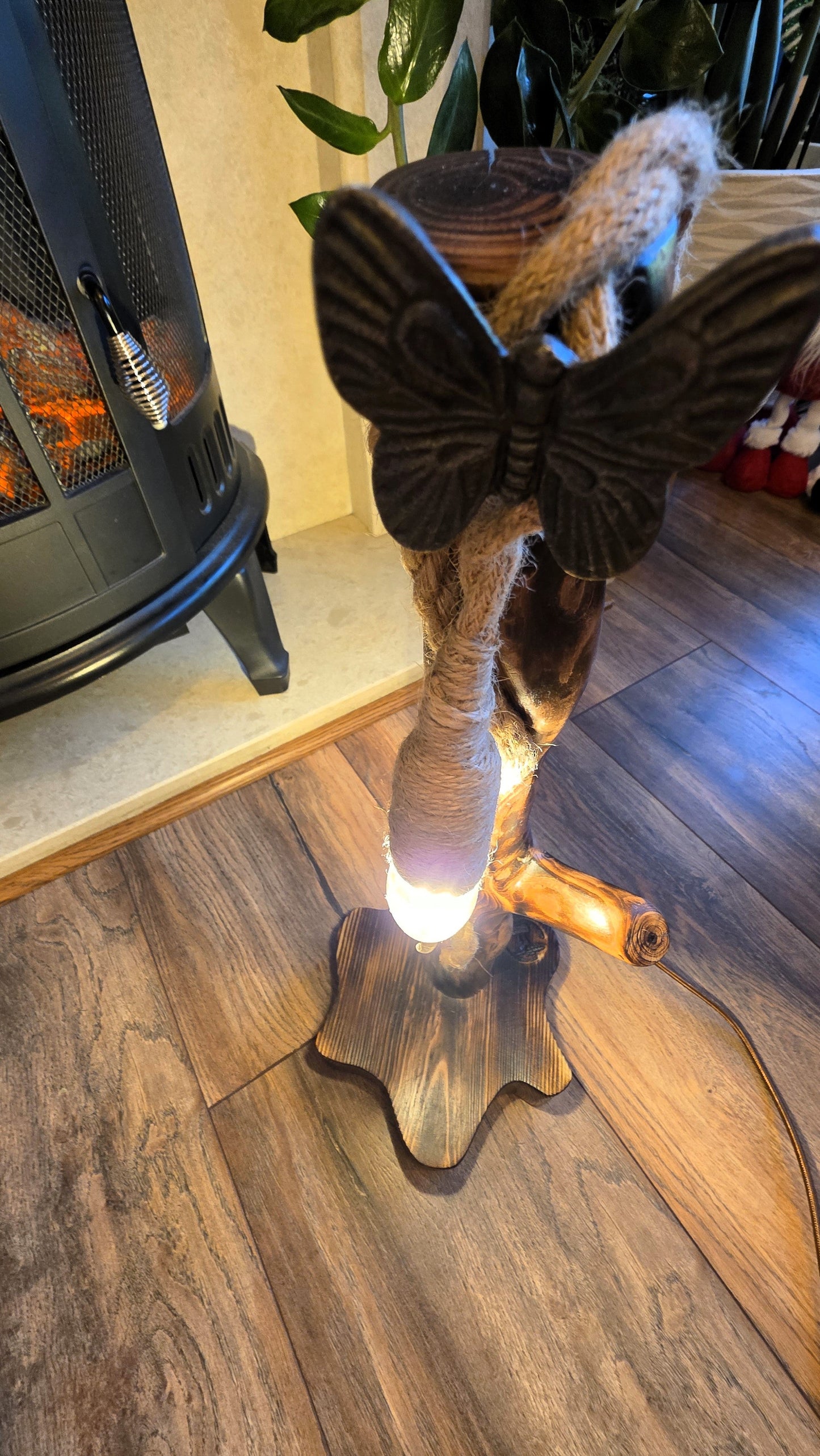 Lampe rustique en bois faite à la main avec motif papillon