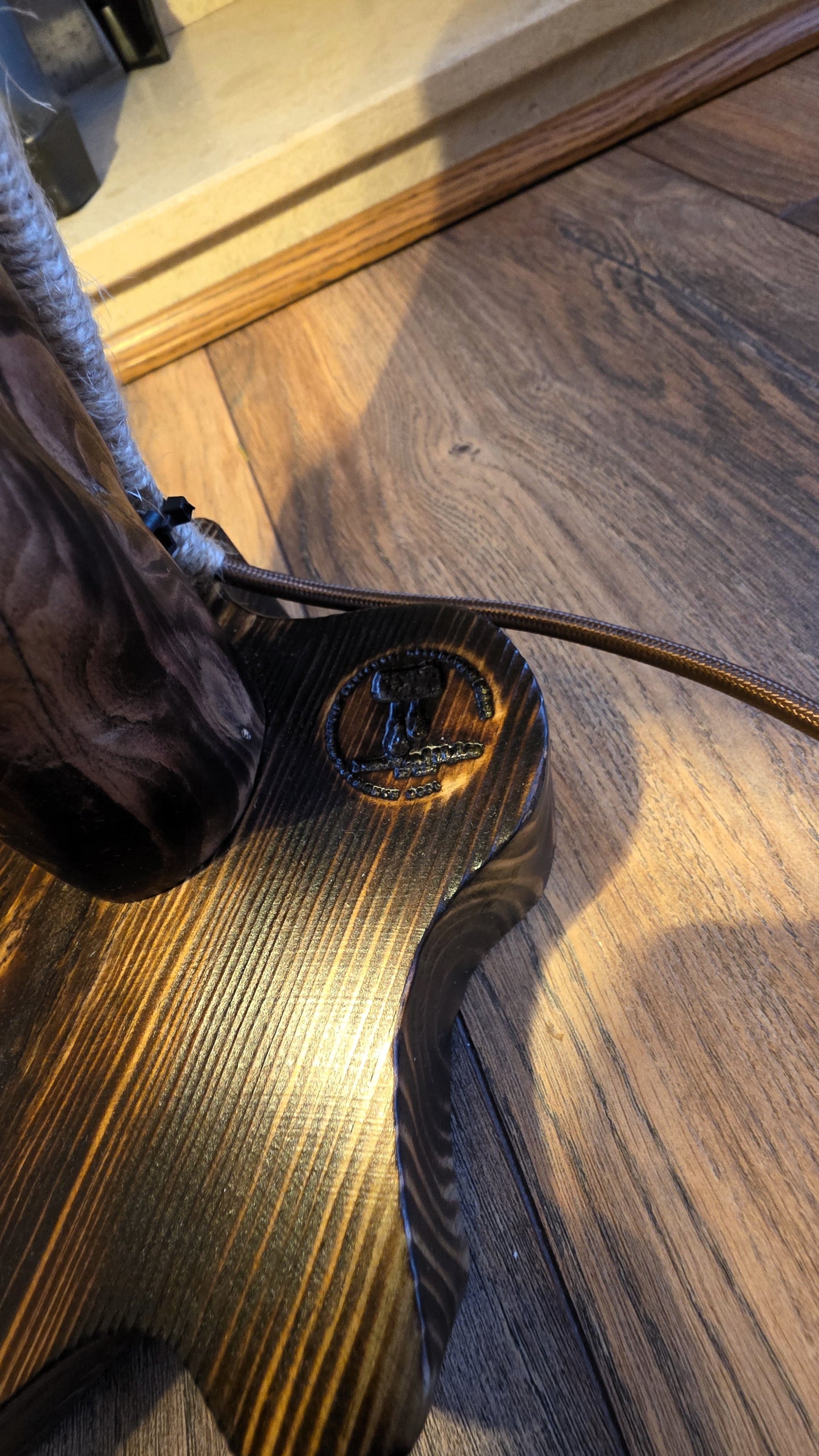 Lampe rustique en bois faite à la main avec motif papillon