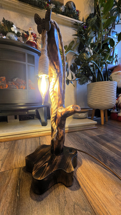 Lampe rustique en bois faite à la main avec motif papillon