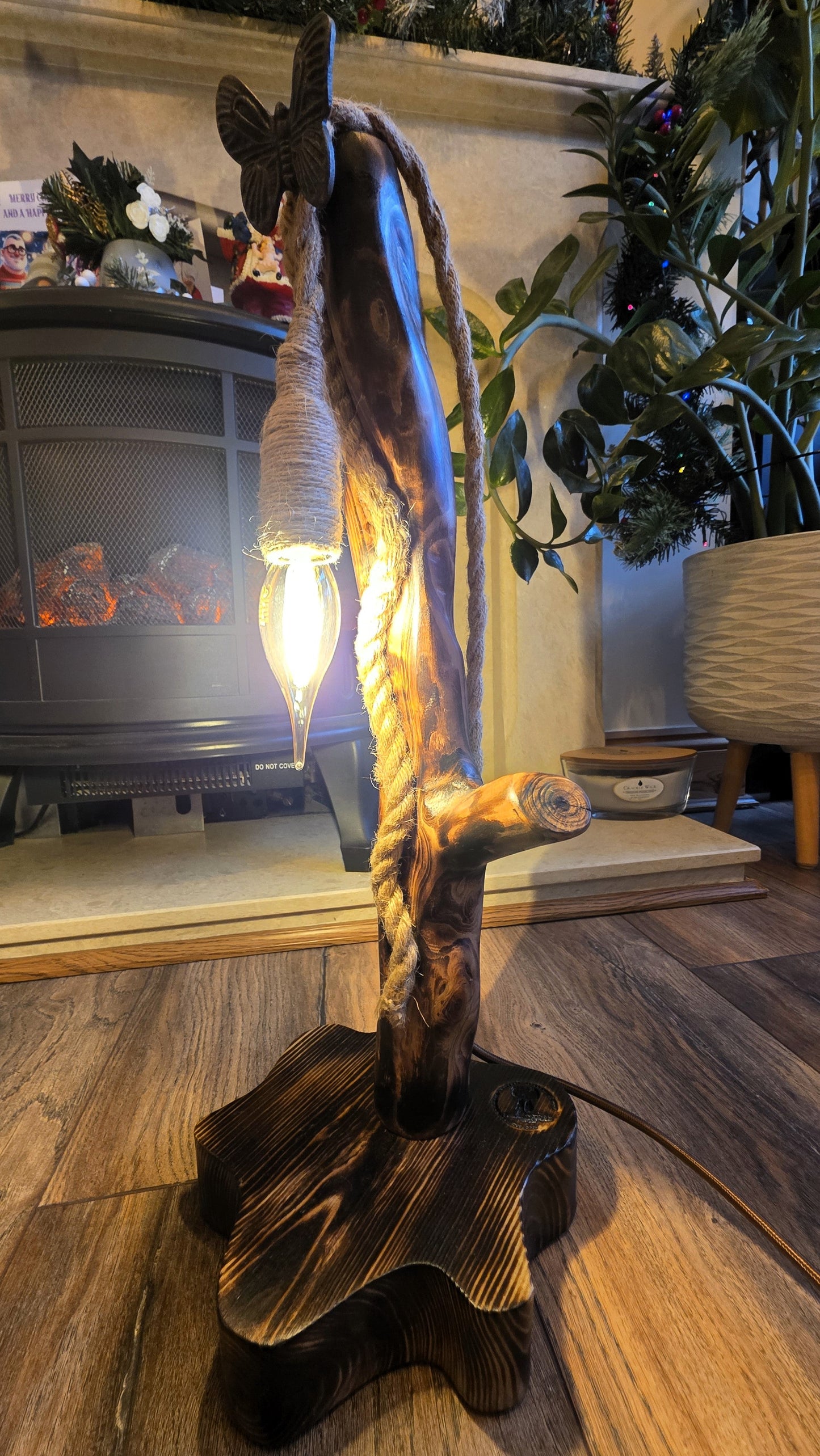 Lampe rustique en bois faite à la main avec motif papillon
