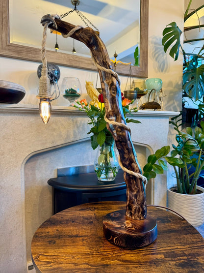 « Lampe rustique en bois et corde – Luminaire artisanal inspiré de la nature »