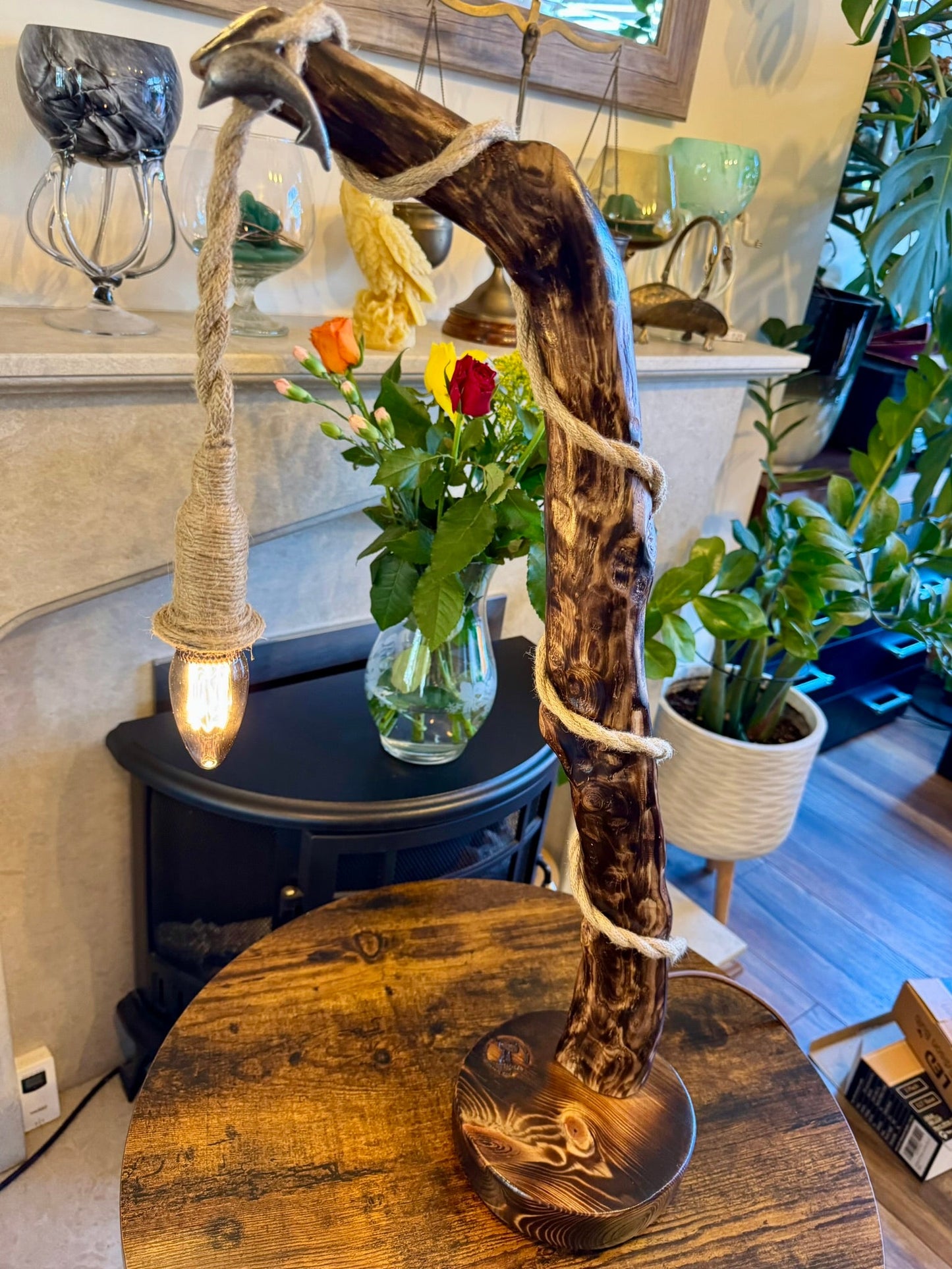 « Lampe rustique en bois et corde – Luminaire artisanal inspiré de la nature »