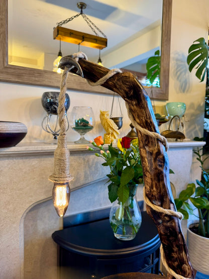 « Lampe rustique en bois et corde – Luminaire artisanal inspiré de la nature »