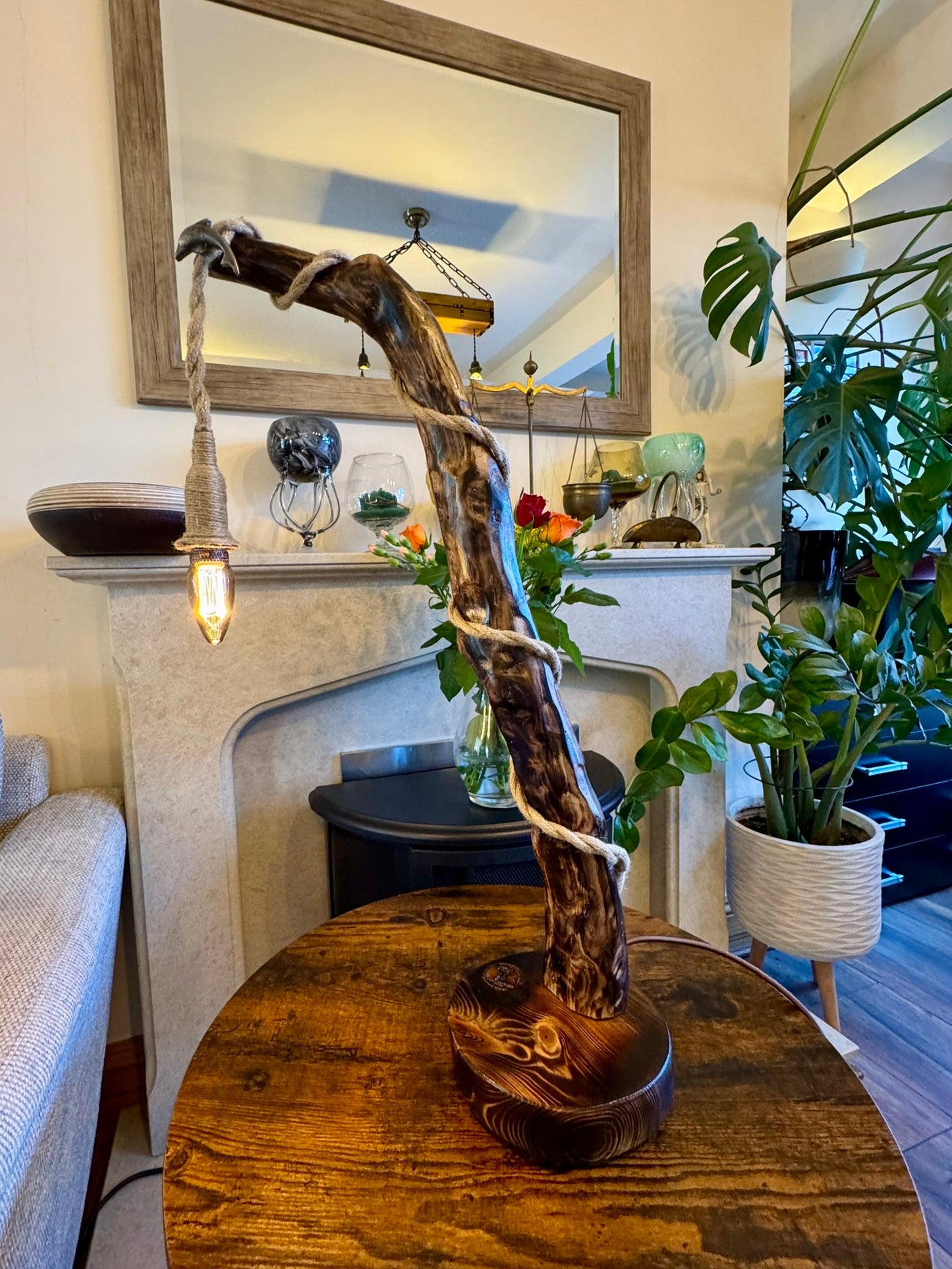 « Lampe rustique en bois et corde – Luminaire artisanal inspiré de la nature »