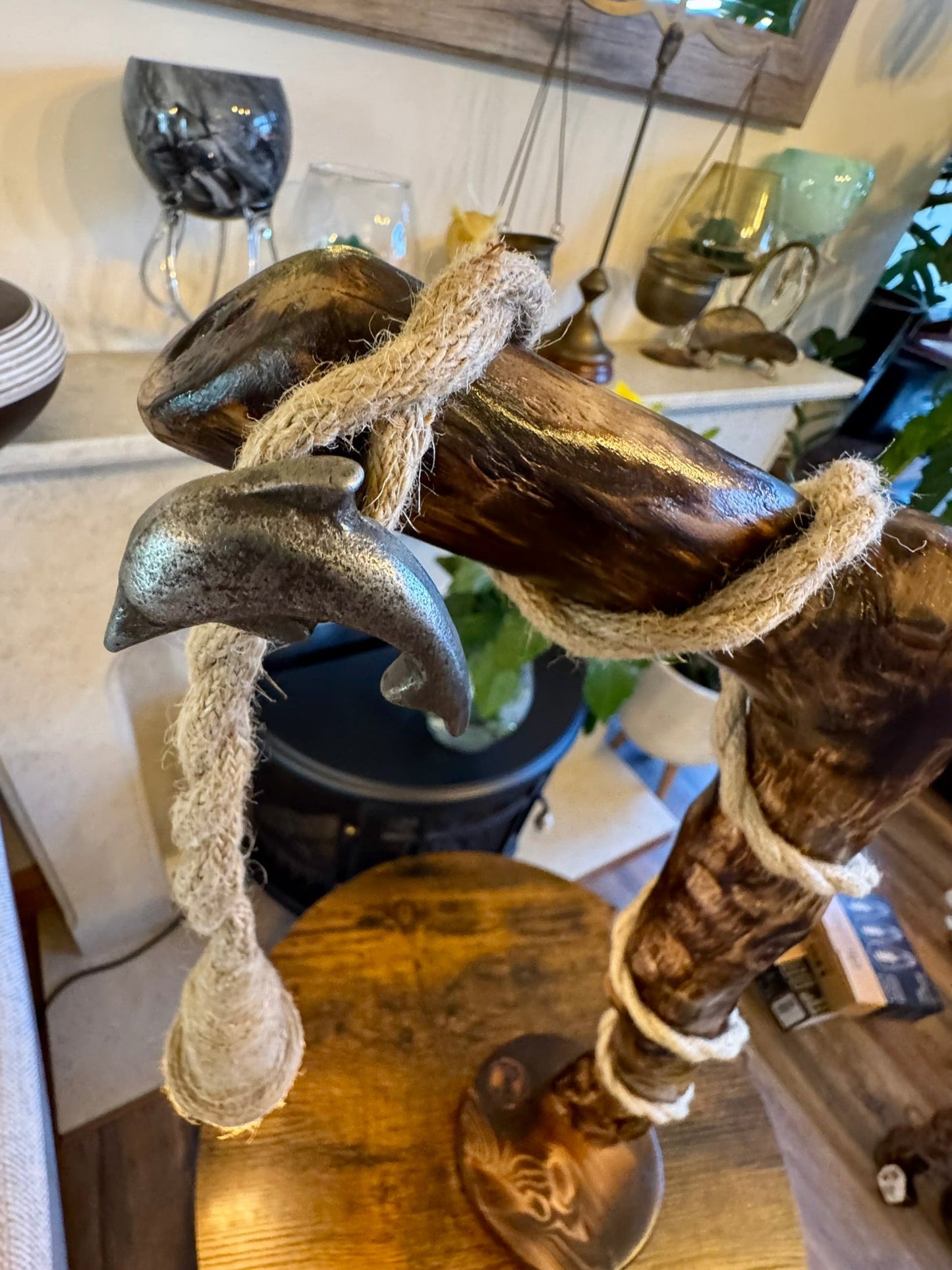 « Lampe rustique en bois et corde – Luminaire artisanal inspiré de la nature »