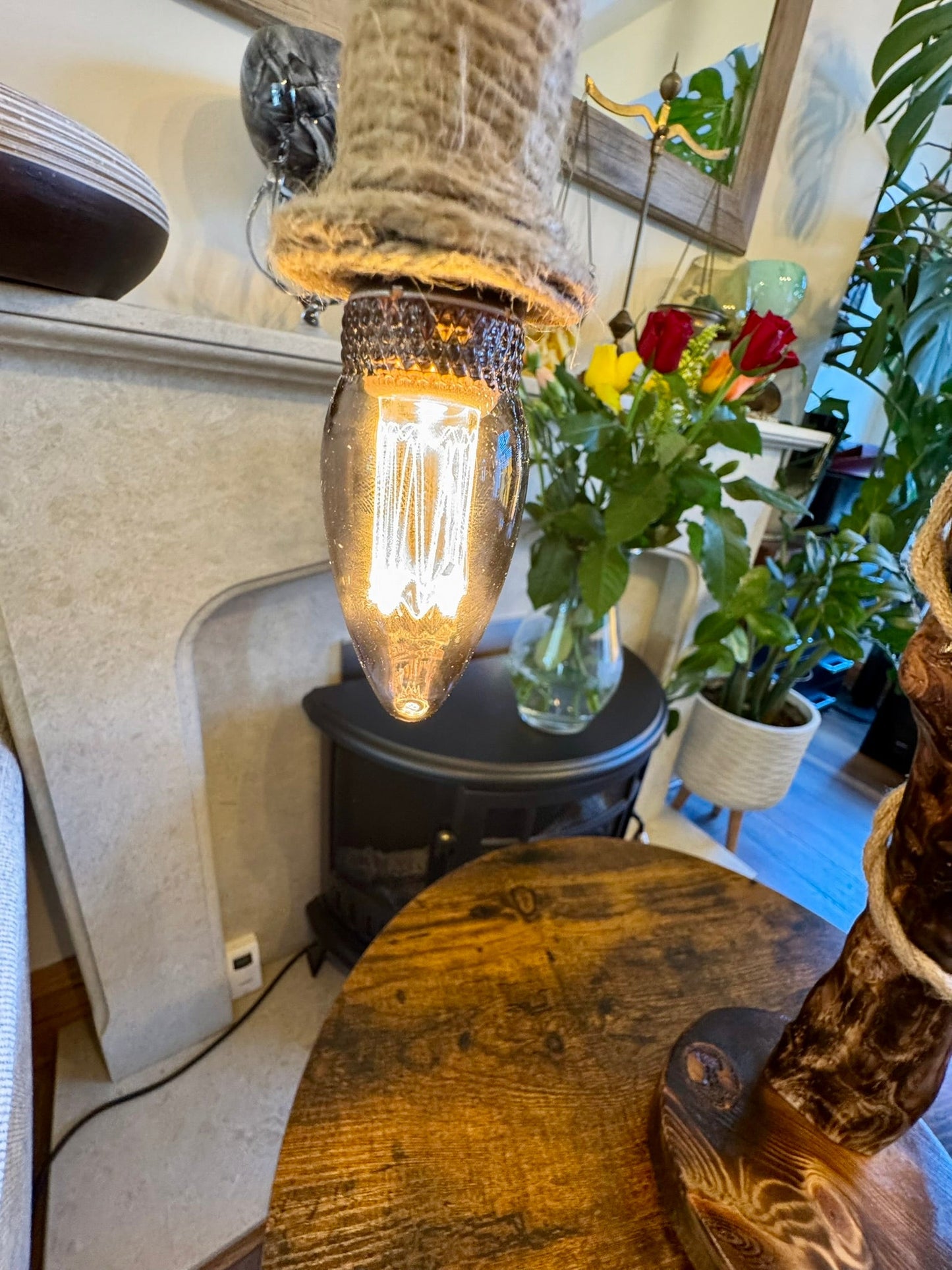 « Lampe rustique en bois et corde – Luminaire artisanal inspiré de la nature »