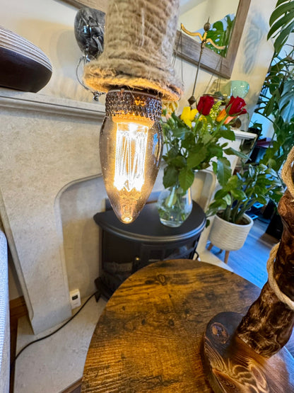 « Lampe rustique en bois et corde – Luminaire artisanal inspiré de la nature »